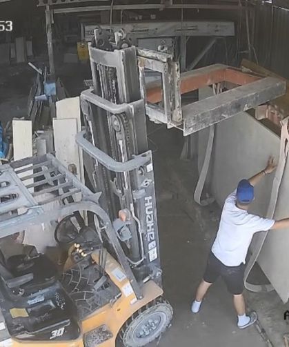 Mermer tablanın altında kalan 19 yaşındaki genç hayatını kaybetti
