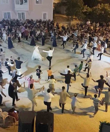 Köy meydanı halk oyunu sahnesine dönüştü: Köylüler Zeybek ve Teke Zortlatması oynadı