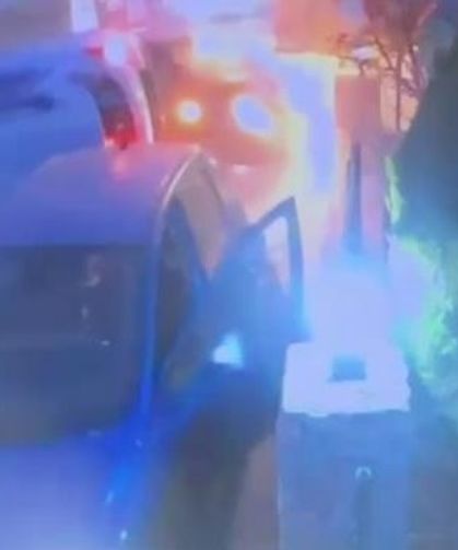 Zincirleme kazada yan yatan otomobilin altında kalmaktan son anda kurtuldu