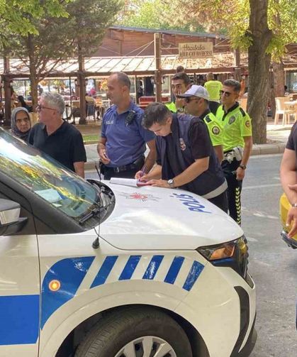 Durağa araç park eden şahıs ve taksiciler arasında kavga çıktı