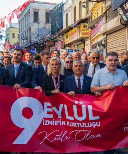 Düşman işgalinden kurtuluşa özel 350 metrelik bayrak caddelerde dalgalandı