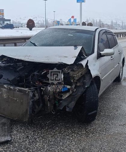 Çankırı’da kontrolden çıkan otomobil bariyerlere çarptı