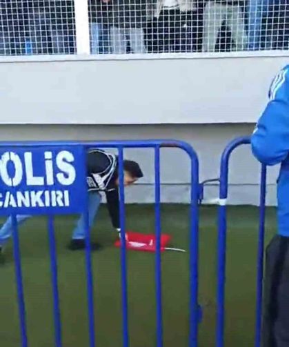 Çankırı’da Duygulandıran An: Düşen Türk Bayrağını Polis Yerden Kaldırdı