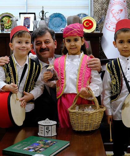 Çankırı’da Minik Öğrenciler Müdür Işık'ı Manilerle Karşıladı