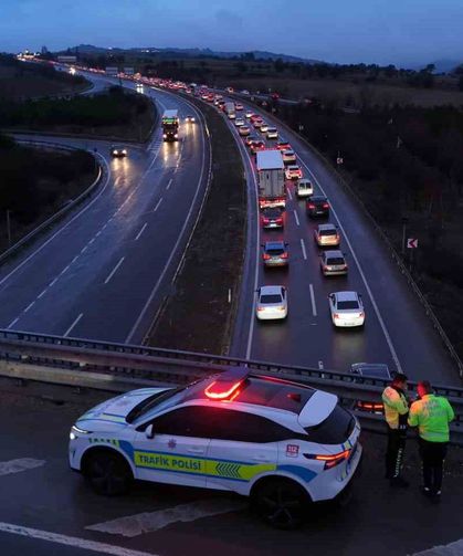 Bayram dönüşü çilesi: 30 kilometrelik araç kuyruğu oluştu