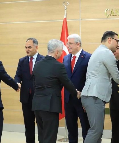 Çankırı'da protokol ile vatandaşlar bayramlaştı