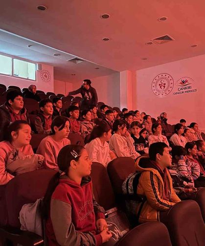 Çankırı'da öğrenciler tiyatro ile polislik mesleğini canlandırdı