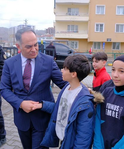 Çankırı Valisi Hüseyin Çakırtaş, Yunus Emre Ortaokulu’nu Ziyaret Etti