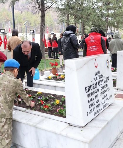 Çankırı’da Çocuklardan Şehitlik Ziyareti