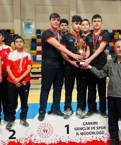 Çankırı Yıldız Erkekler Dart İl Birinciliğinde Şampiyonlar Ödüllerini Aldı