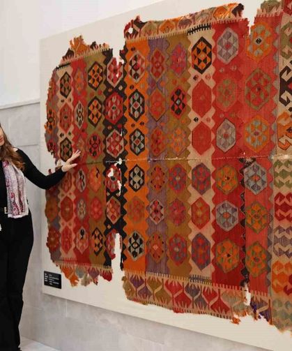 Çankırı'da sergilenen kilimlerin asırlık motifleri gelecek nesillere aktarıyor