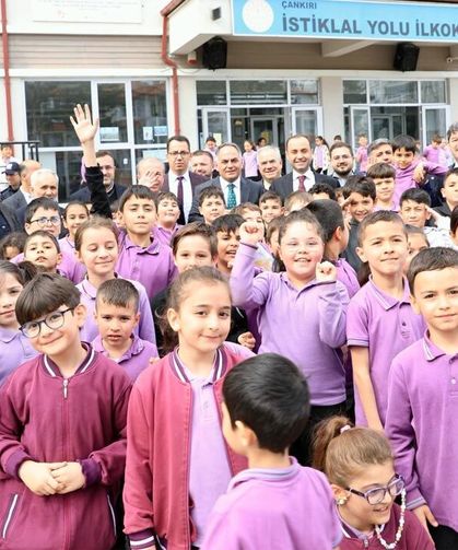 Vali Çakırtaş ve Protokol Heyeti İstiklal Yolu İlkokulu’nu Ziyaret Etti