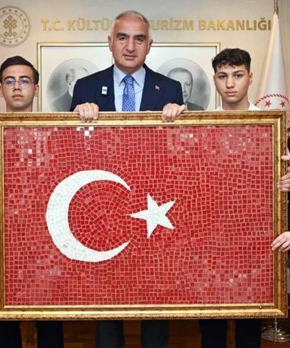 Çankırılı Öğrencilerden Bakan Ersoy’a Cam Mozaik Türk Bayrağı