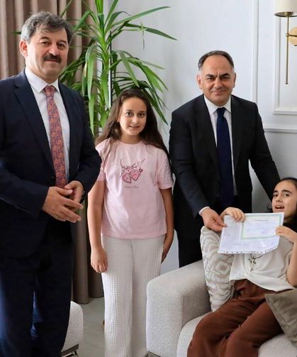 Çankırı Valisi Çakırtaş’tan evde eğitim gören öğrenciye karne ziyareti