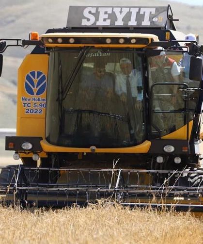 Germece’de hasat mesaisine Vali Çakırtaş da katıldı