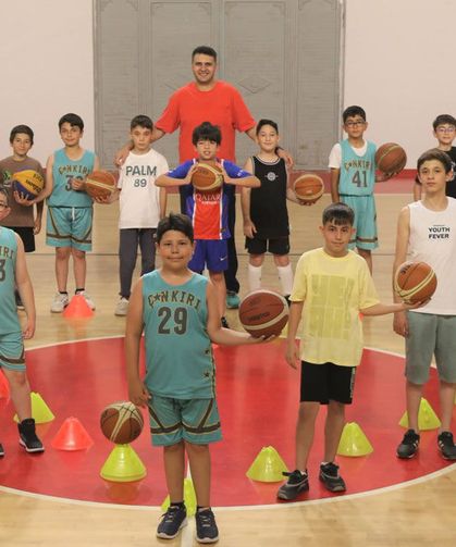 Çankırı’da çocuklar basketbolla hem eğleniyor hem öğreniyor