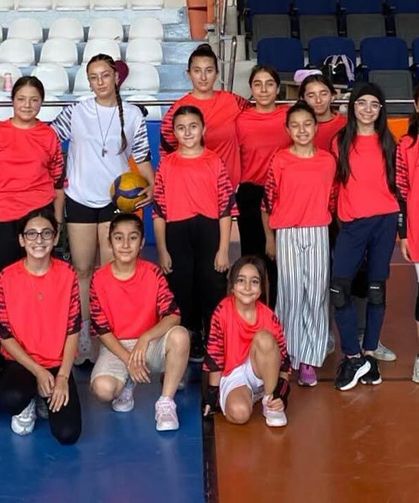Kurşunlu'da çocuklar yaz tatilini voleybolla değerlendiriyor