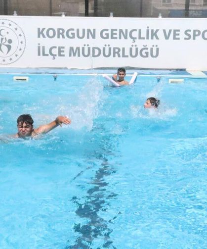 Korgun’da çocuklar yüzme öğreniyor