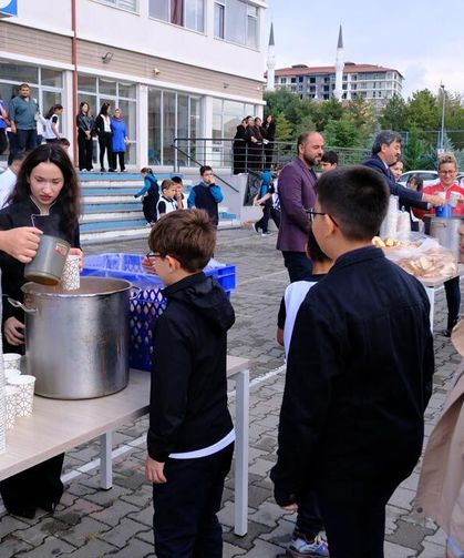 Yunus Emre Ortaokulu öğrencileri güne sıcak çorbayla başladı
