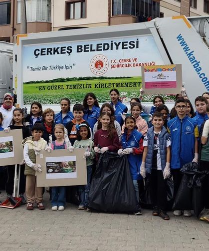 Çerkeş’te öğrenciler çevre temizliği için el ele verdi