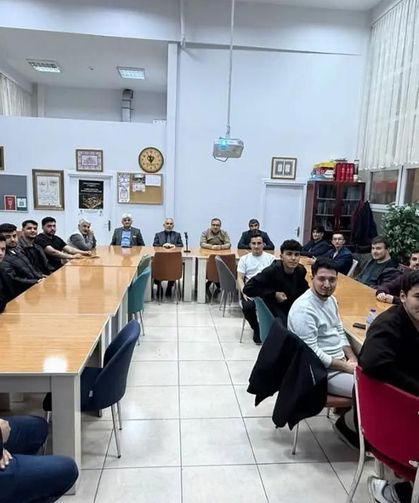 İl Müftüsü Mehmet Şahin üniversiteli gençlerle buluştu