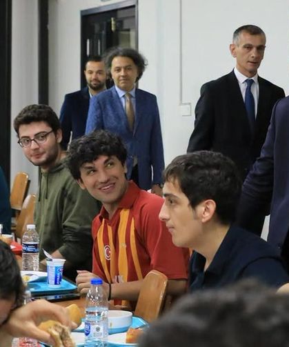 Vali Çakırtaş üniversiteli gençlerle aynı sofrada buluştu