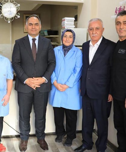 Vali Çakırtaş Yılın Ahisi seçilen Canan Yaşar’ı ziyaret etti