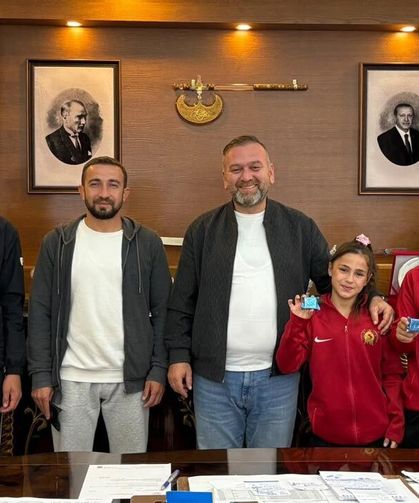 Şabanözü’nün şampiyon güreşçileri Başkan Özcan’ın konuğu oldu
