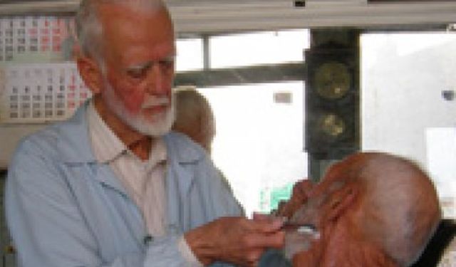 85 yaşında ama eli hala ustura tutuyor!