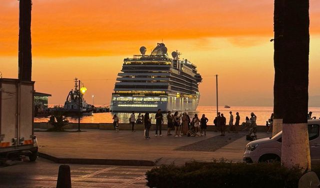 Kuşadası’nda gün batımı mest ediyor