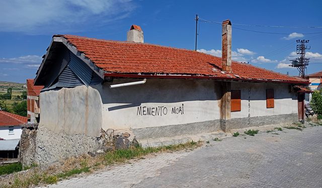 Çankırı’da Latince ölümü hatırlatan duvar yazısı: Memento Mori