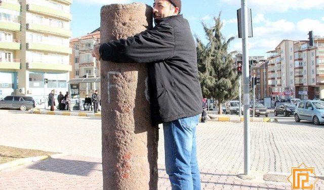 Çankırı'da vatandaşlar bu taşa sarılıyor
