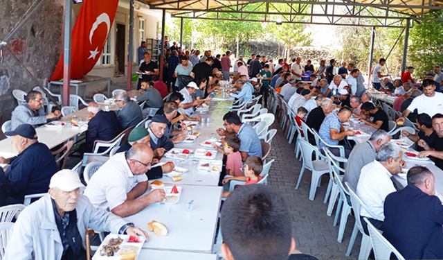 Köyünde 1000 kişilik mevlid yemeği verdi