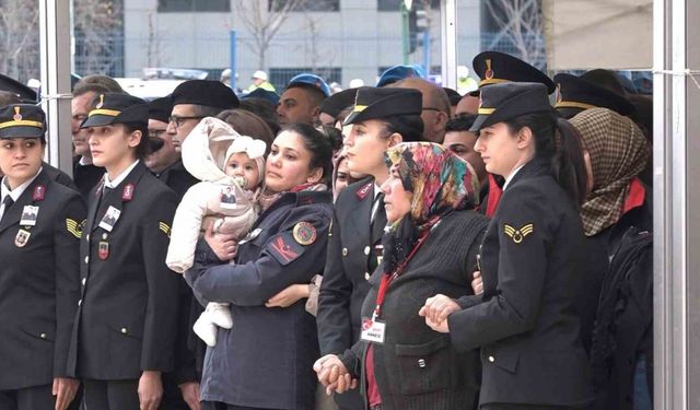 Şehidin 8 aylık bebeği her şeyden habersiz babasının Türk bayrağına sarılı tabutuna baktı