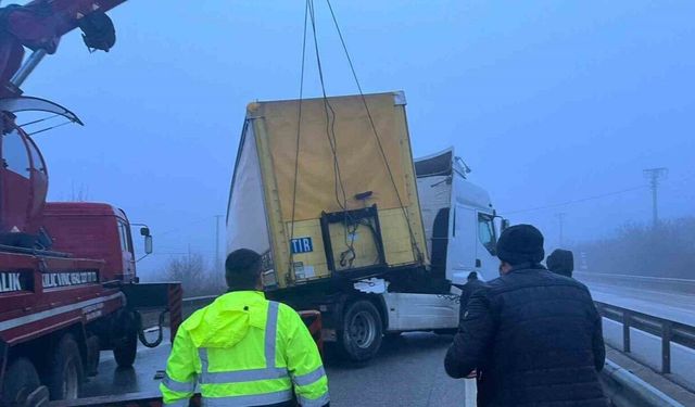 D100’de trafik felç oldu, yoğun sis kazaları beraberinde getirdi