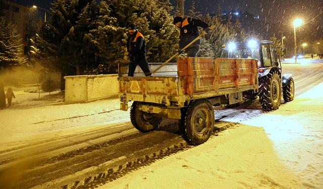 Çankırı Belediyesi ekiplerinin kar mesaisi sabaha kadar sürdü