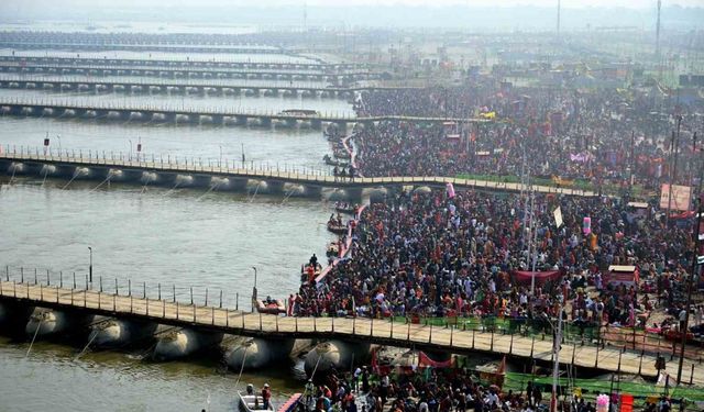 Hindu festivalinde izdiham: 17 ölü