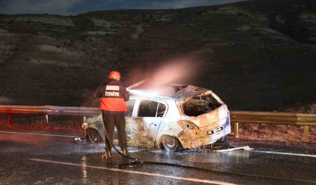 Otomobil ile motosiklet çarpıştı, 2 araç da alev alev yandı: 2 yaralı