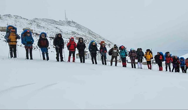 35 dağcı Süphan Dağı’na zirve yapamadan döndü