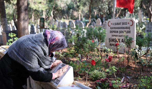 6 Şubat depreminin yıl dönümünde mezarlıkta en acı buluşma