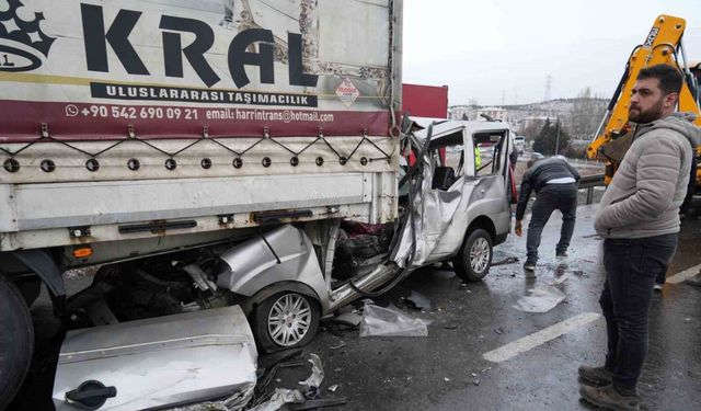 Tırın altına giren araç hurdaya döndü: 1 ölü