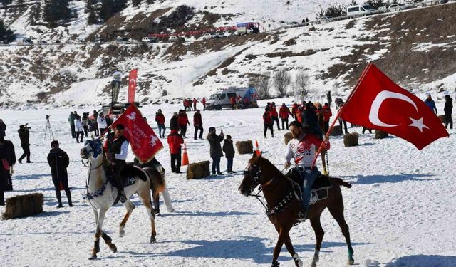 Çıldır Gölü "Altın At Kristal Buz Festivali" ile şenlendi