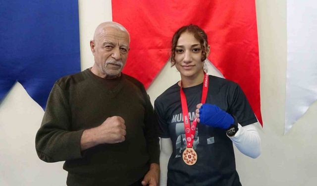 Dedesi torununa antrenörlük yaptı, kickboks sporcusu kadın Türkiye şampiyonu oldu