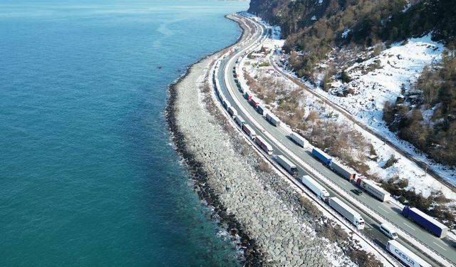 Gürcistan’daki yoğun kar yağışı nedeniyle Artvin’de uzun tır kuyrukları oluştu