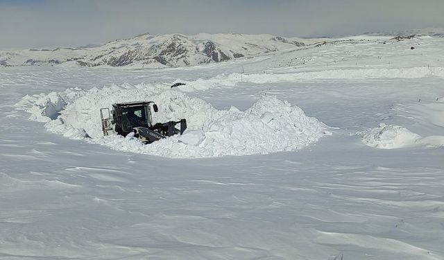 Hakkari’de 3 metreyi bulan karda yol açma çalışması