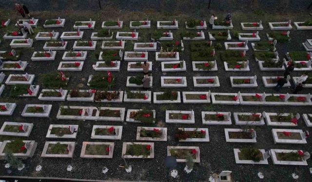 Hatay’da deprem şehitleri mezarlığındaki yoğunluk havadan görüntülendi