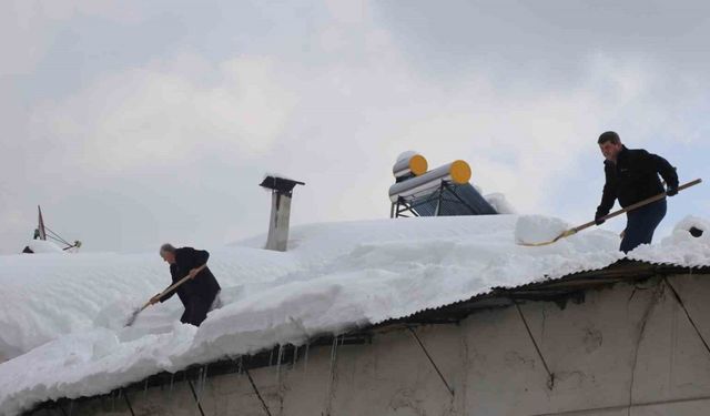 Kalınlığı 2 metreyi aşan kar ilçede hayatı felç etti