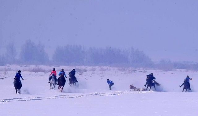 Kar üstündeki at yarışında yürekler ağza geldi