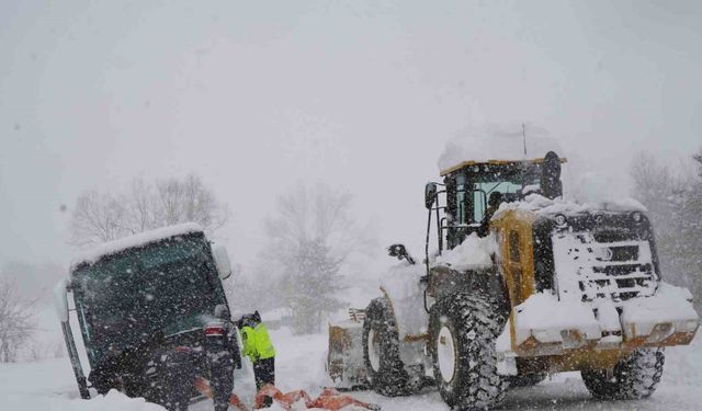 Kastamonu’da yoldan çıkan yolcu otobüsü kara saplandı