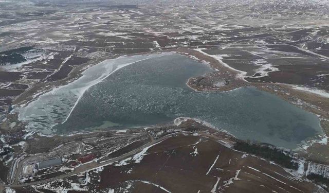 Sibirya soğuklarının etkili olduğu kentte, koruma altındaki göl dondu